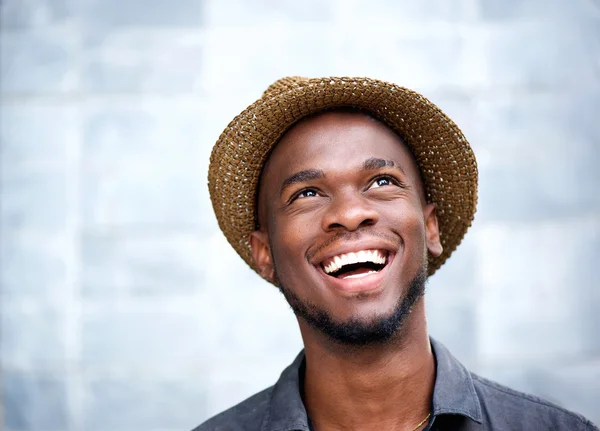 Vrolijke jonge man lachen en opzoeken — Stockfoto