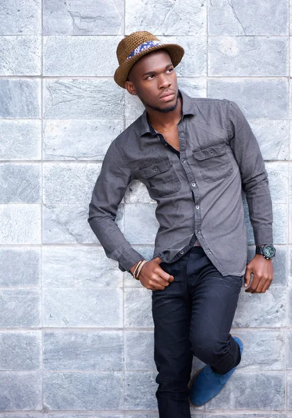 Schöner junger afrikanisch-amerikanischer Mann lehnt an Wand — Stockfoto
