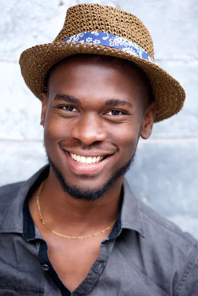 Felice fresco africano americano uomo sorridente con cappello — Foto Stock