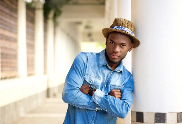 Cool афро-американських чоловік, що стоїть на вулиці з обіймами перетнула — стокове фото