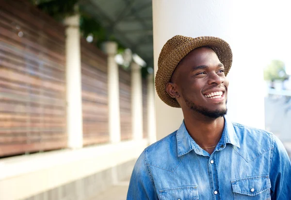 Zorgeloos jonge african american man lachen — Stockfoto