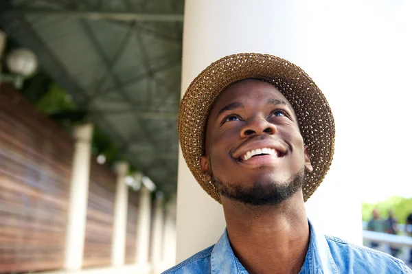 Jovem feliz sorrindo e olhando para cima — Fotografia de Stock