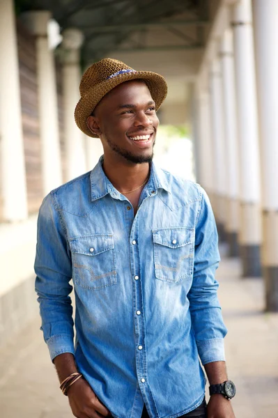 Joven de moda caminando afuera con sombrero — Foto de Stock