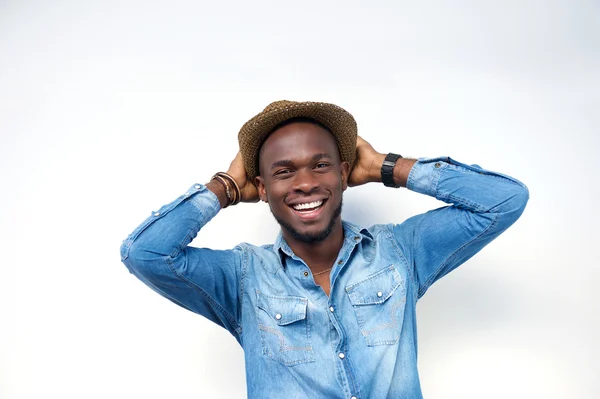 Lachender junger Mann mit Hut auf weißem Hintergrund — Stockfoto