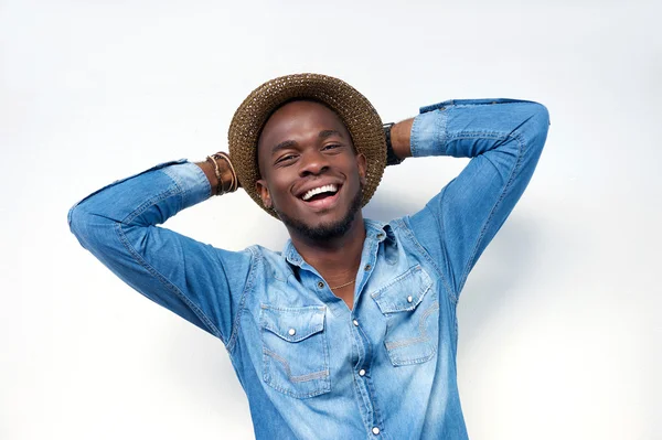 Щасливий молодий чоловік сміється руками позаду — стокове фото