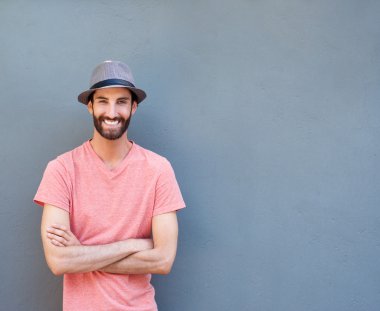 Sakal gülümseyen güzel genç adam