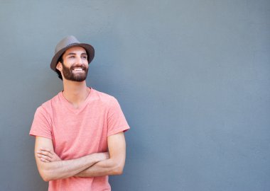 çekici bir genç adam silah ile gülümseyen geçti 