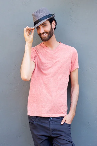 Uśmiechnięty mężczyzna młody z kapeluszem — Zdjęcie stockowe