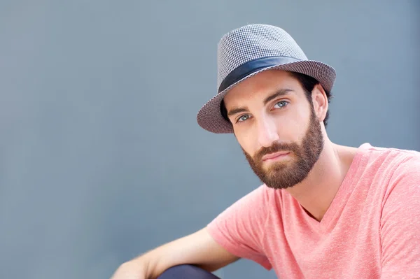 Stijlvolle man met baard en hoed — Stockfoto