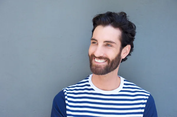 Schöner junger Mann mit Bart lächelt — Stockfoto