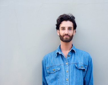 Mavi tişörtlü adam genç moda 