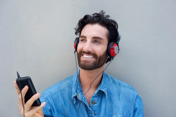 Man listening to music from mobile phone with headphones — Stock Photo, Image