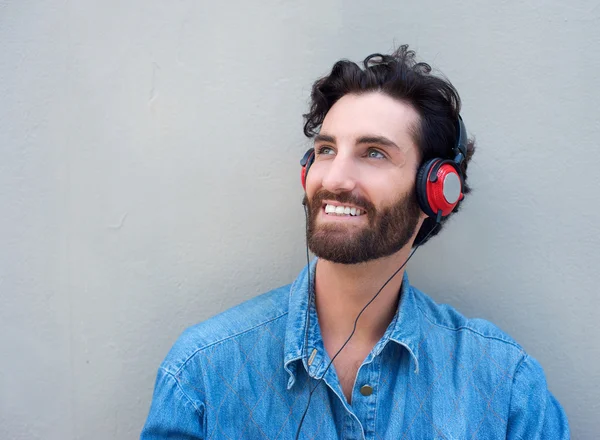 Homme heureux souriant avec écouteurs — Photo