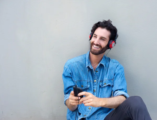 Homme heureux relaxant avec téléphone portable et écouteurs — Photo