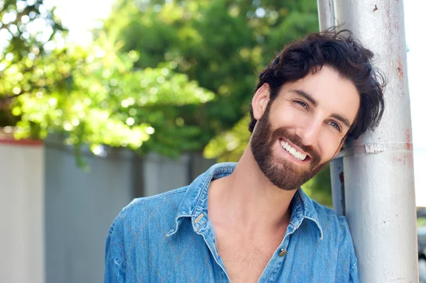 Szczęśliwy człowiek z broda uśmiechający się na zewnątrz z bliska — Zdjęcie stockowe