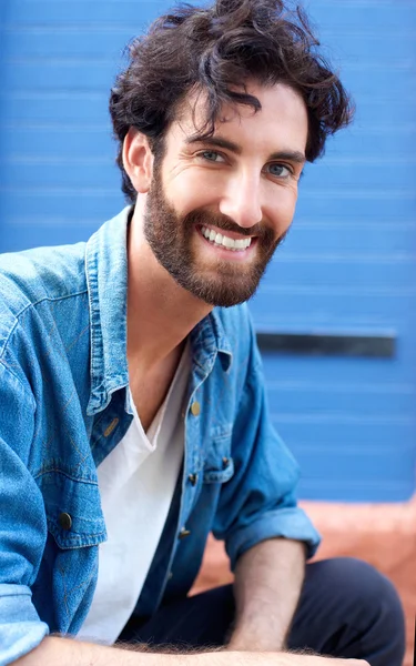Wesoły młody człowiek z broda uśmiechający się — Zdjęcie stockowe