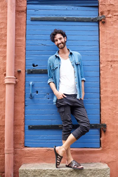 Mężczyzna moda model z brodą uśmiechający się w drzwiach — Zdjęcie stockowe