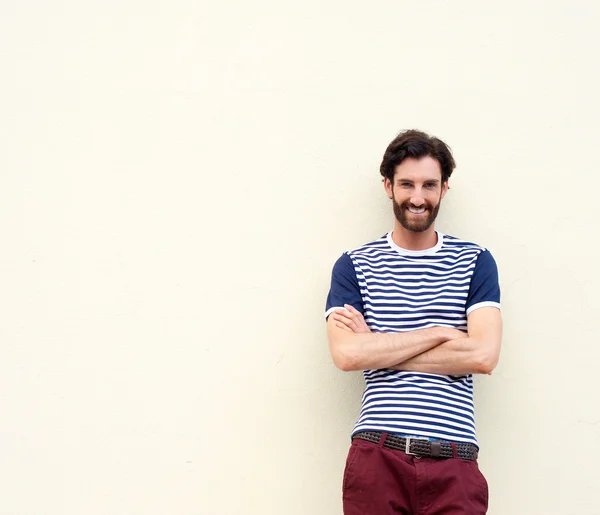 Heureux homme souriant posant avec les bras croisés — Photo