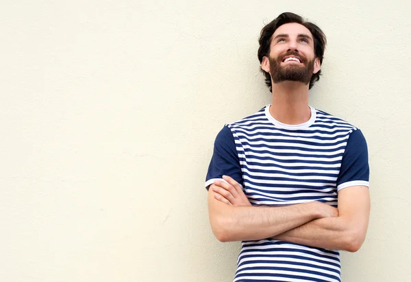 Jovem alegre sorrindo e olhando para cima no fundo branco — Fotografia de Stock