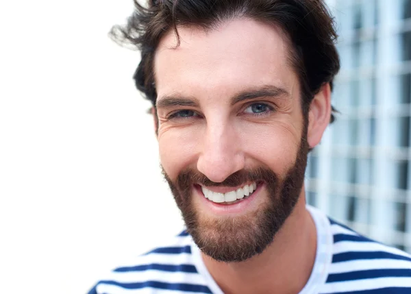 Szczęśliwy uśmiechający się młody człowiek z brodą — Zdjęcie stockowe