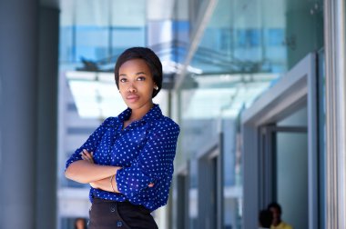 Ciddi iş kadını ayakta dış ofis binası