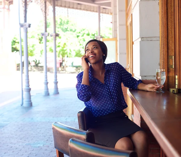 Africano americano mulher de negócios sorrindo com telefone móvel — Fotografia de Stock