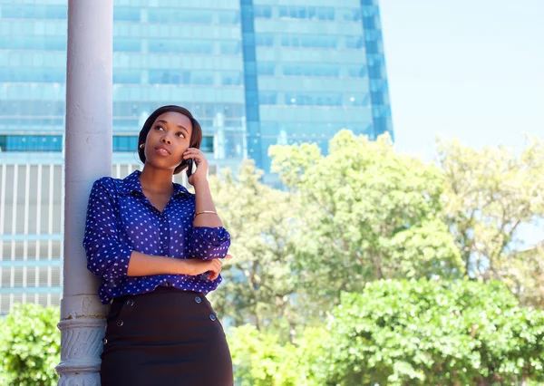 Afrikaanse zakenvrouw bellen door mobiele telefoon — Stockfoto