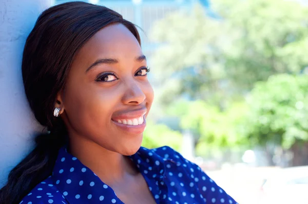 Confiado joven mujer de negocios negro sonriendo al aire libre —  Fotos de Stock