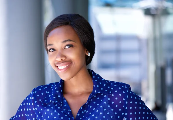 Amicale femme d'affaires souriant à l'extérieur de l'immeuble de bureaux — Photo