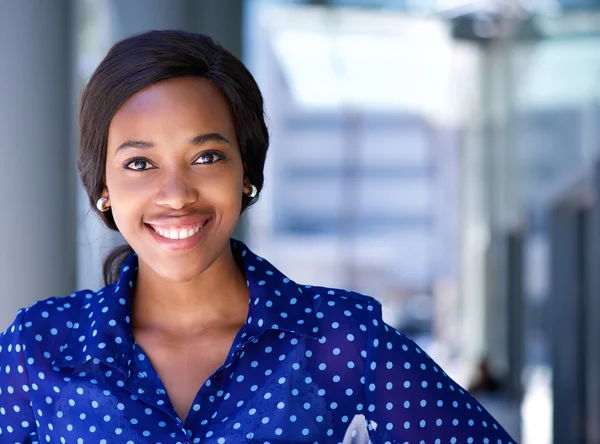 Feliz mujer de negocios sonriendo fuera del edificio de oficinas —  Fotos de Stock