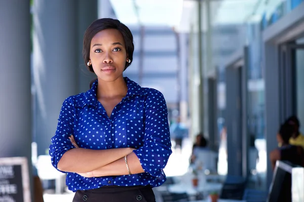 Vertrouwen jonge african american vrouw permanent in de stad — Stockfoto