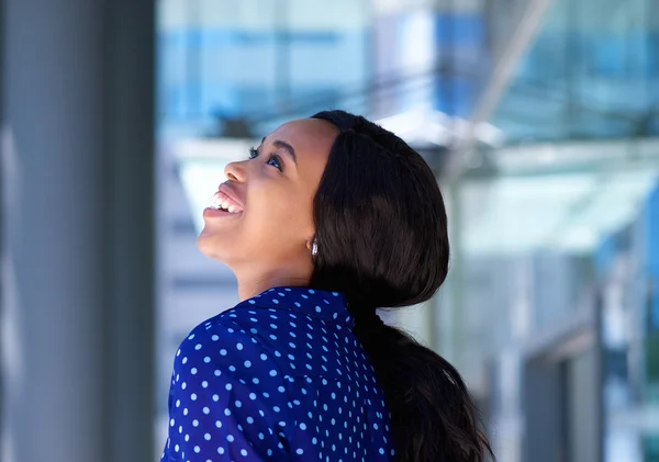 Χαρούμενα ΝΕΩΝ ΕΠΙΧΕΙΡΗΜΑΤΙΩΝ μαύρη γυναίκα γέλιο σε εξωτερικούς χώρους — Φωτογραφία Αρχείου