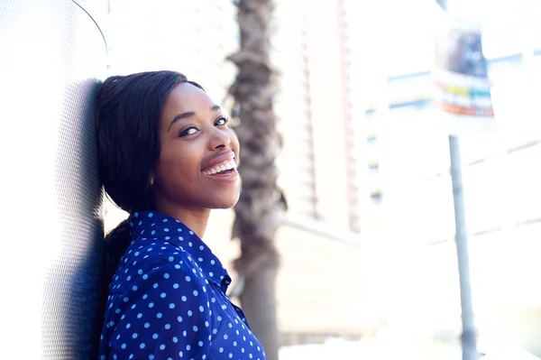 Wanita muda yang bahagia tertawa di luar ruangan — Stok Foto