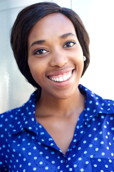 Χαρούμενος νεαρός αφρικανική αμερικανική γυναίκα που χαμογελά — Φωτογραφία Αρχείου