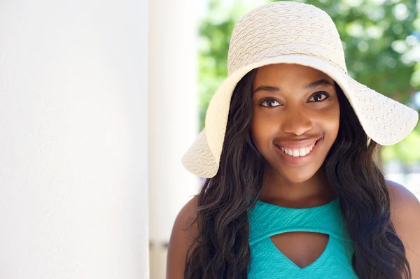 Jovem menina negra feliz com cabelos longos e chapéu de sol — Fotografia de Stock