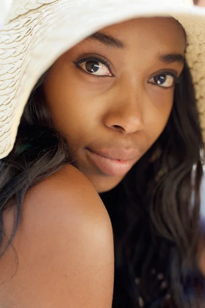 Elegante african american vrouw met lange haren en zon hoed — Stockfoto