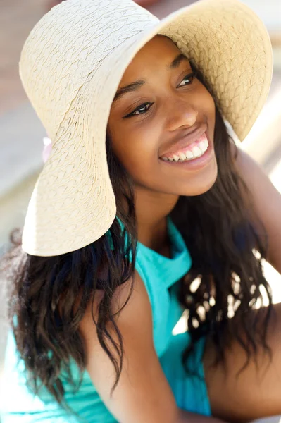 Veselá mladá žena, směje se sluneční klobouk — Stock fotografie