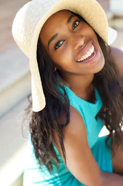 Joyeux sourire jeune femme avec chapeau de soleil — Photo