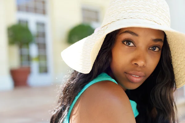 Elegante joven mujer negra al aire libre con sombrero de sol — Foto de Stock
