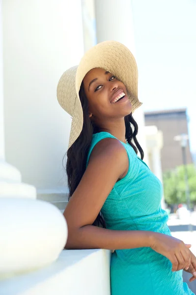Szczęśliwy młoda atrakcyjna kobieta uśmiechając się z niedz kapelusz — Zdjęcie stockowe
