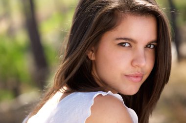 Güzel gözleri olan şehvetli kadın varsaymak açık havada