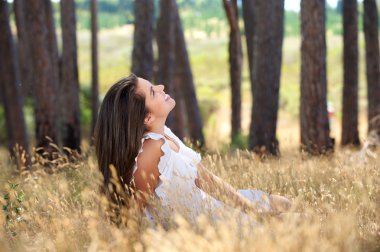 Genç kadın bir kırsal çayır gülümseyen 