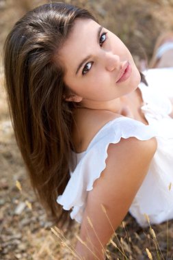 Açık havada oturma sevimli esmer kadın