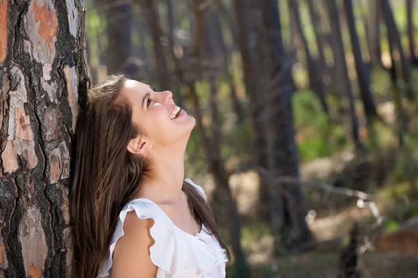 Glückliche junge Frau lacht im Wald — Stockfoto