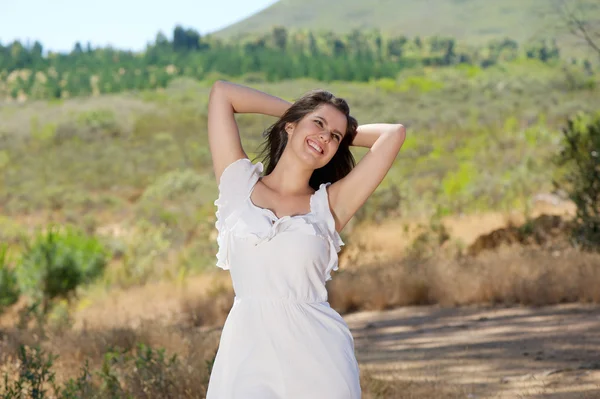 Gelukkig lachende jonge vrouw genieten van natuur — Stockfoto