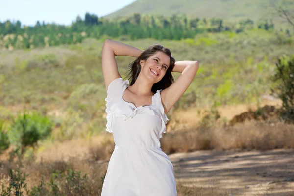 Feliz joven sonriente disfrutando de la naturaleza — Foto de Stock