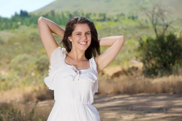 Piękny beztroski młoda kobieta uśmiechając się na zewnątrz — Zdjęcie stockowe
