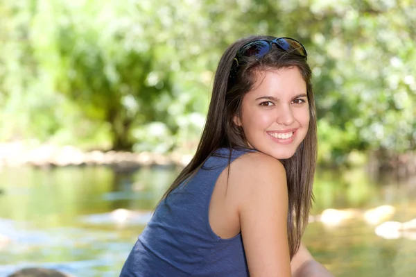 Amigável jovem mulher sorrindo ao ar livre — Fotografia de Stock