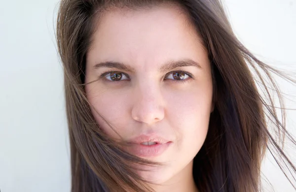 Attraktive junge Frau mit wehendem Haar — Stockfoto