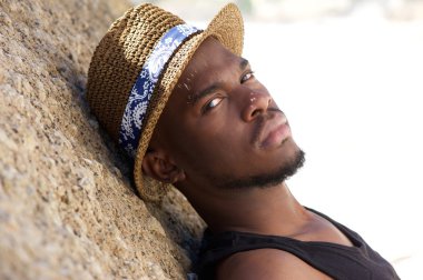 Adam açık havada yaz şapka ile rahatlatıcı